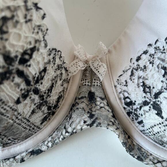Victoria Secret Body by Victoria Bra Size 34DDD Lined Demi Double Cream Lace - Picture 9 of 16